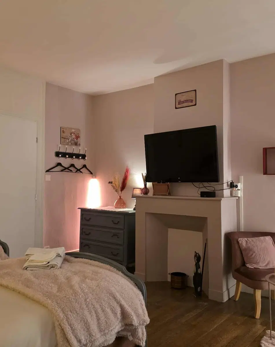 Intérieur de chambre élégante Chambre avec télévision et cheminée