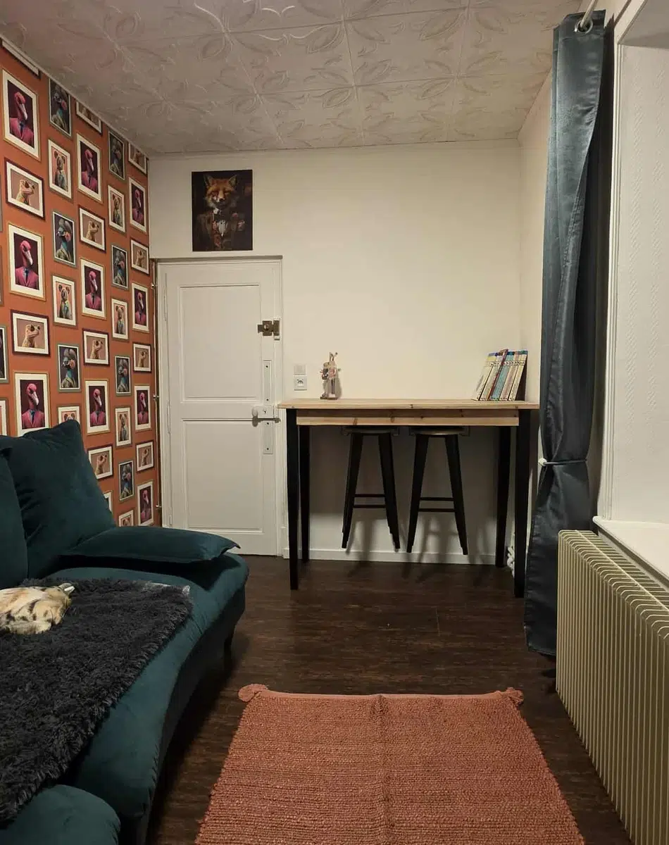 Intérieur moderne et artistique Salon avec canapé vert et mur de cadres