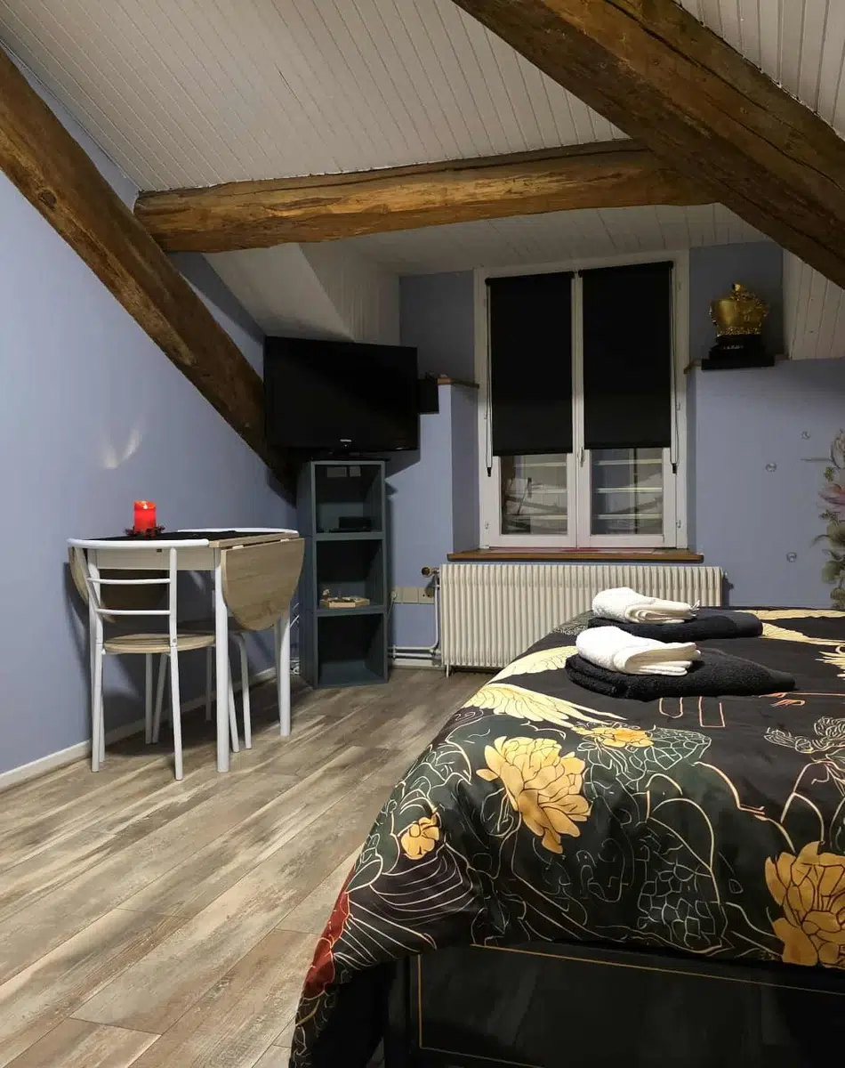 Chambre avec poutres apparentes et bureau