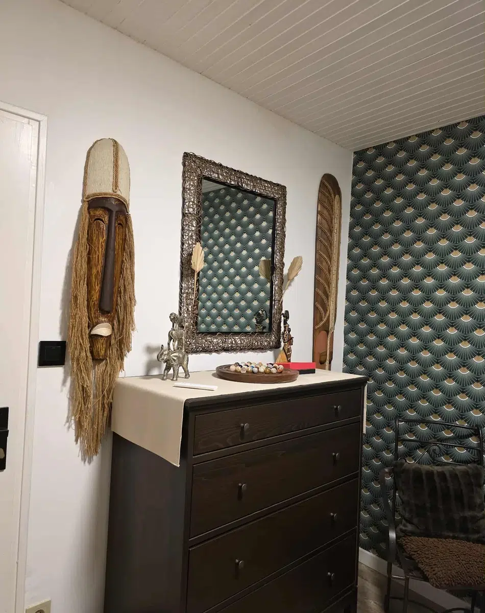 Décoration intérieure avec commode Intérieur avec commode et décorations murales