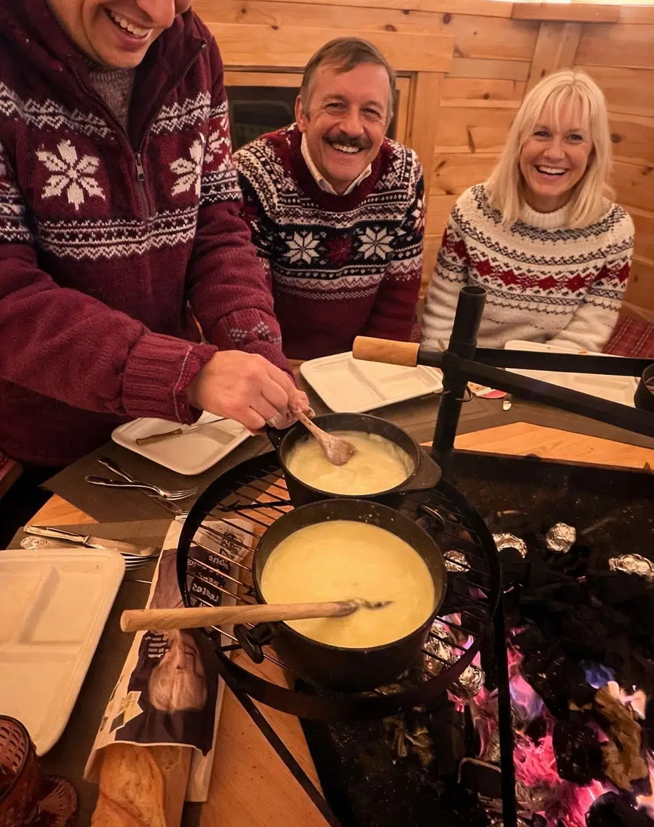 Préparation de fondue en chalet Personnes souriantes préparant une fondue