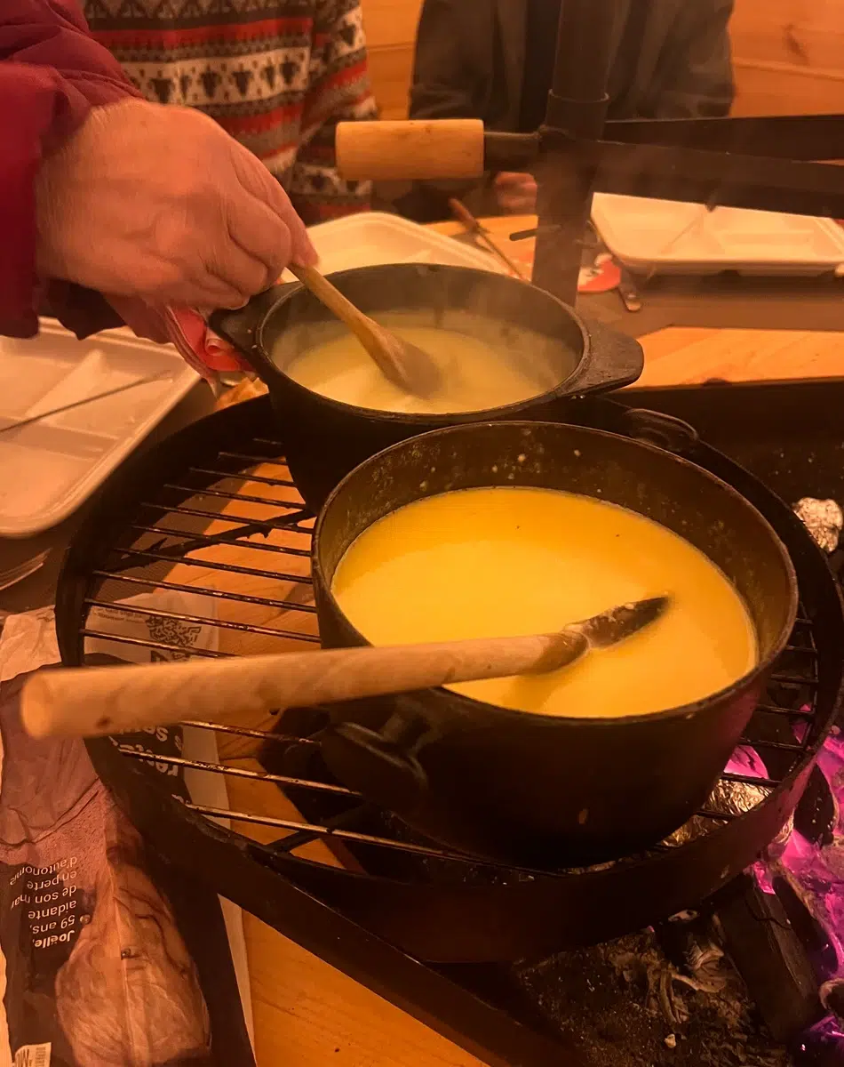 Fondue en train de cuire sur un feu.
