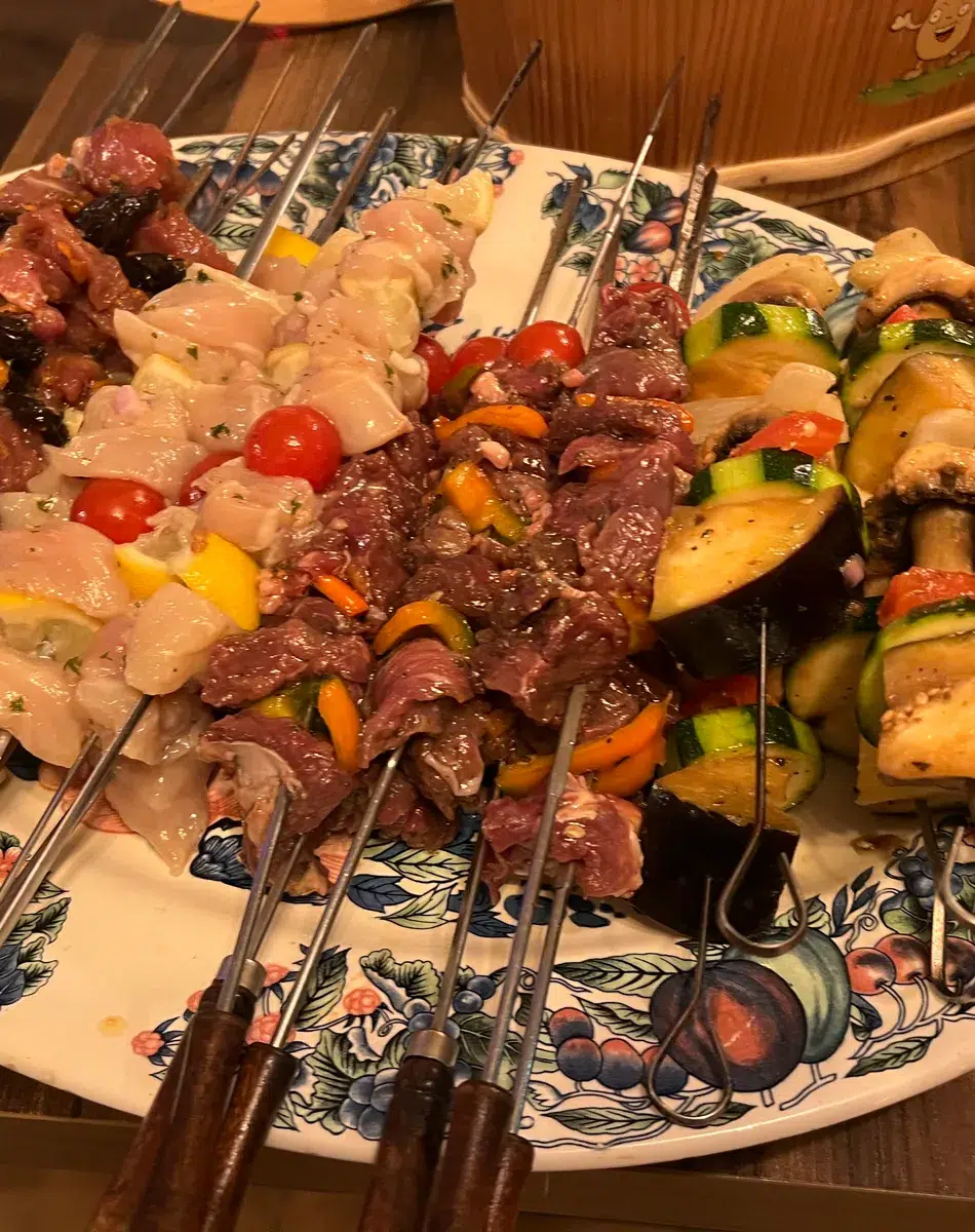 Brochettes prêtes à griller Brochettes de viande et légumes sur une assiette