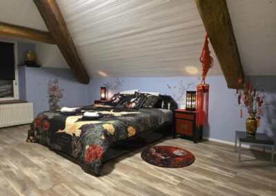 Chambre mansardée avec décoration asiatique