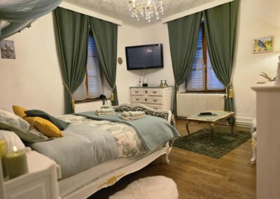 Chambre élégante avec lit et rideaux verts