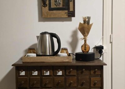 Table en bois avec bouilloire et décor mural