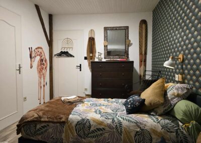 Chambre avec déco girafe et motifs exotiques